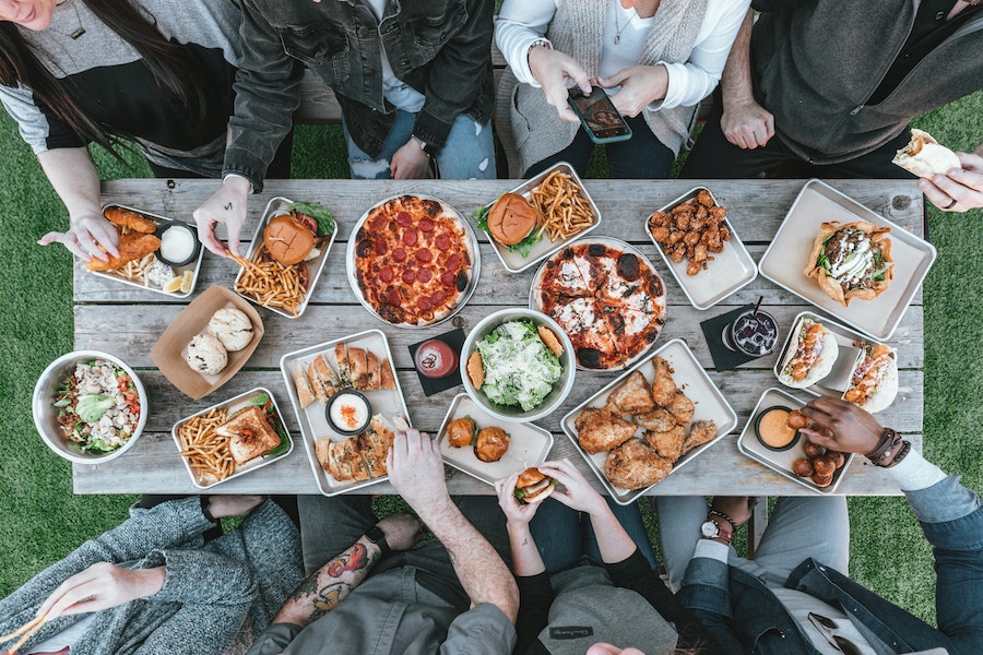 Repas en groupe autour d'une table